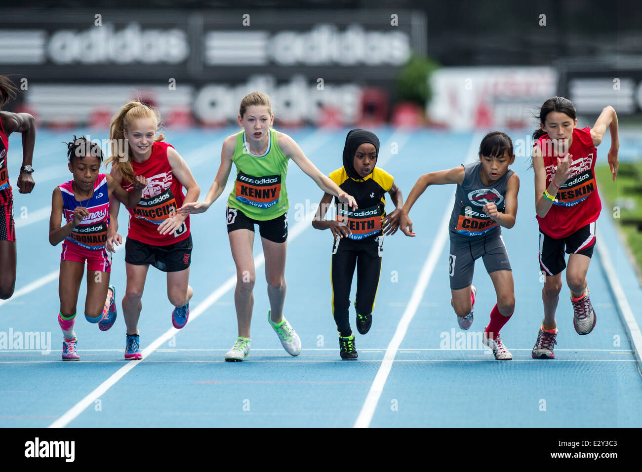 Beginn der Girls Jugend Meile beim 2014 Adidas Leichtathletik Grand Prix. Stockfoto