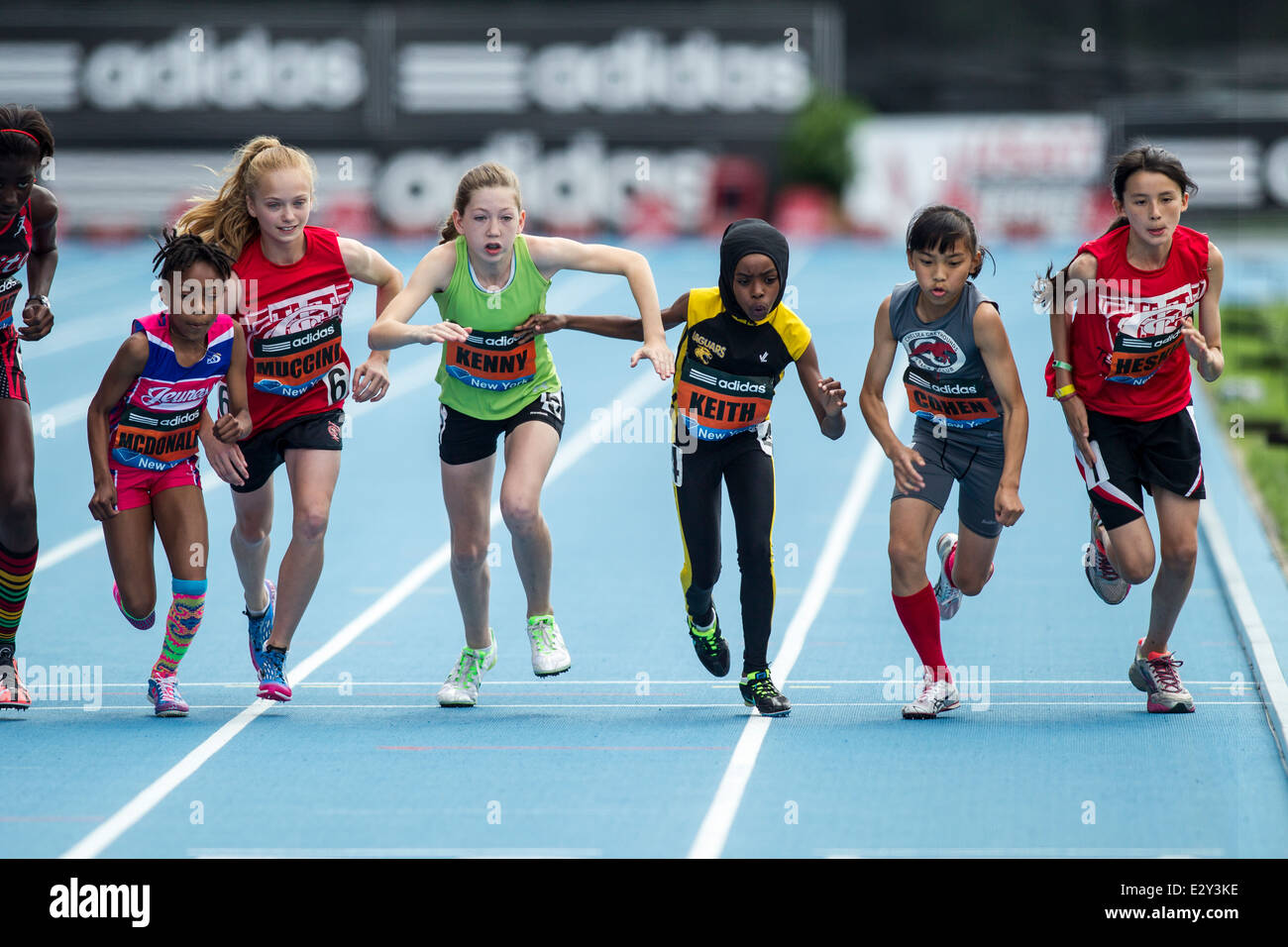 Beginn der Girls Jugend Meile beim 2014 Adidas Leichtathletik Grand Prix. Stockfoto