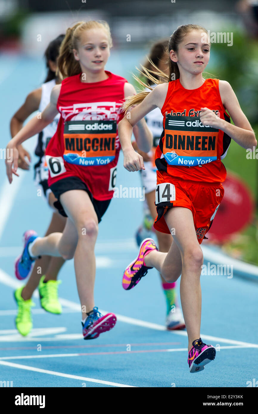Sierra Dinneen und Sophia Muccini konkurrieren in der Mädchen-Jugend-Meile auf der 2014 Adidas Track &amp; Field-Grand-Prix. Stockfoto