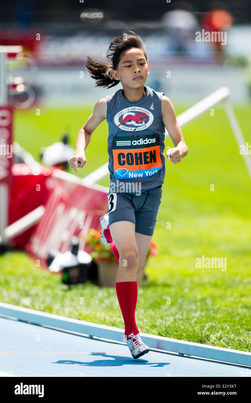 Lily Cohen, Sieger im Wettbewerb in der Mädchen-Jugend-Meile auf der 2014 Adidas Track &amp; Field-Grand-Prix. Stockfoto