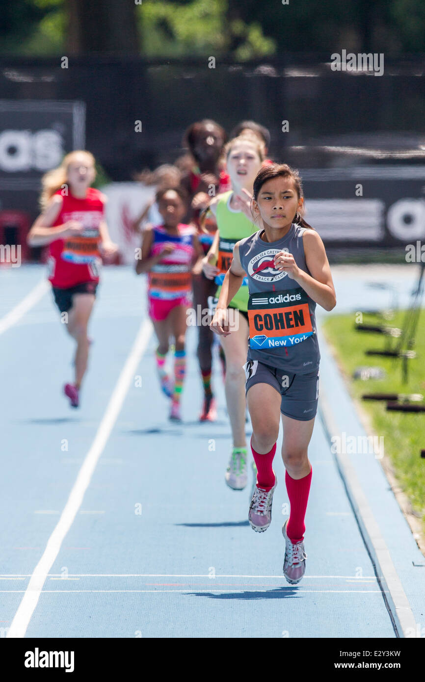 Lily Cohen, Sieger im Wettbewerb in der Mädchen-Jugend-Meile auf der 2014 Adidas Track &amp; Field-Grand-Prix. Stockfoto