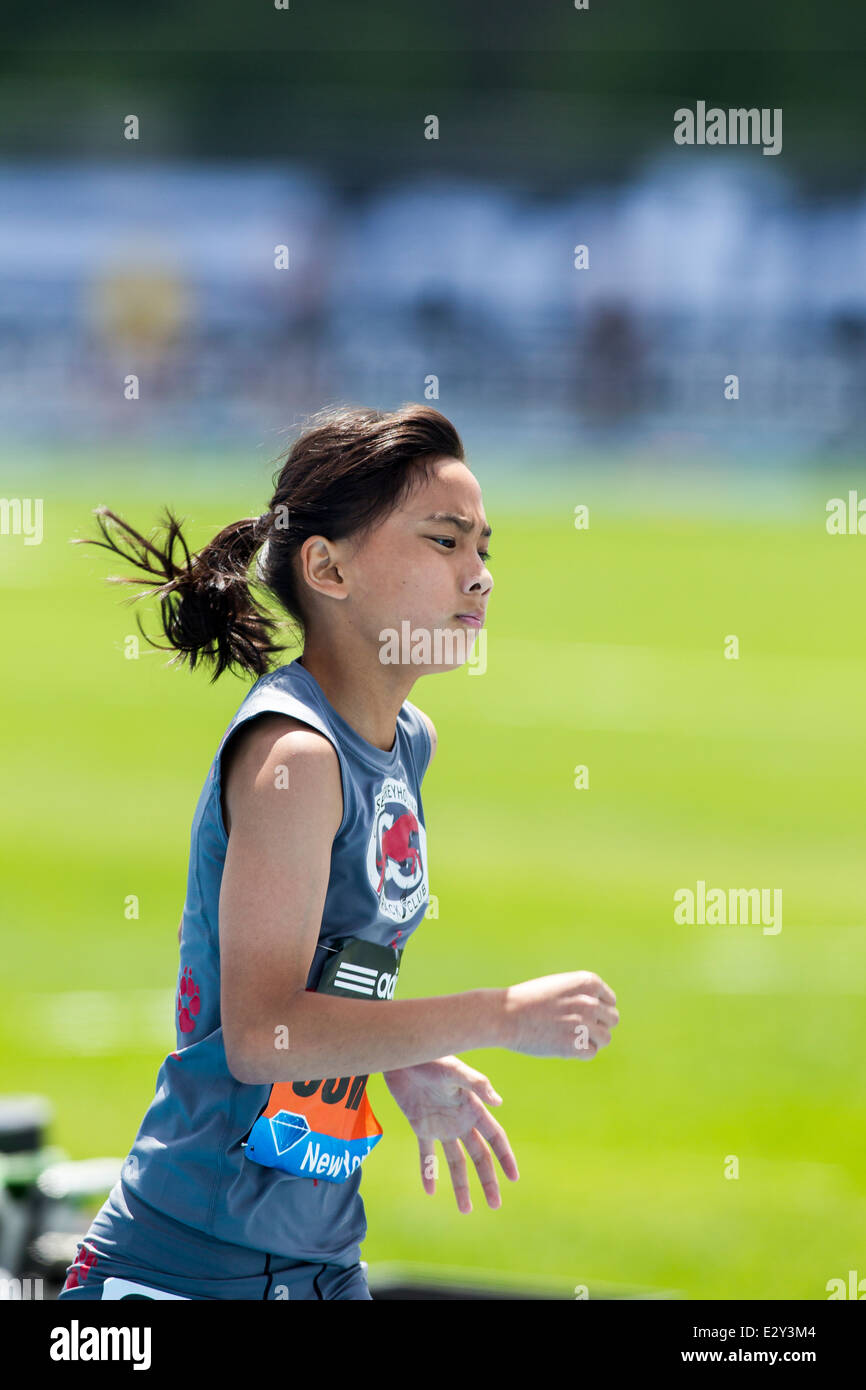 Lily Cohen, Sieger im Wettbewerb in der Mädchen-Jugend-Meile auf der 2014 Adidas Track &amp; Field-Grand-Prix. Stockfoto