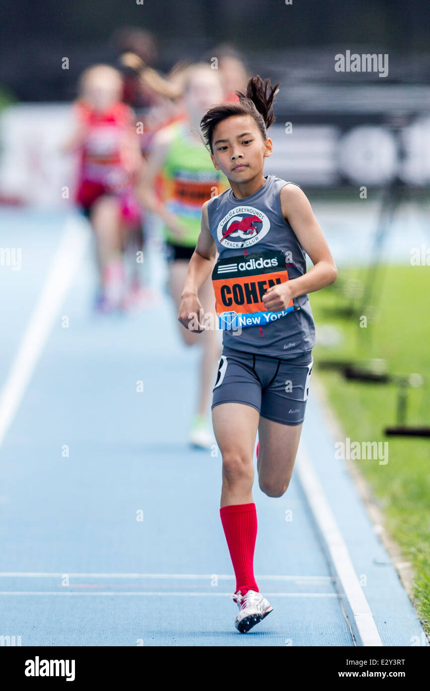 Lily Cohen, Sieger im Wettbewerb in der Mädchen-Jugend-Meile auf der 2014 Adidas Track &amp; Field-Grand-Prix. Stockfoto