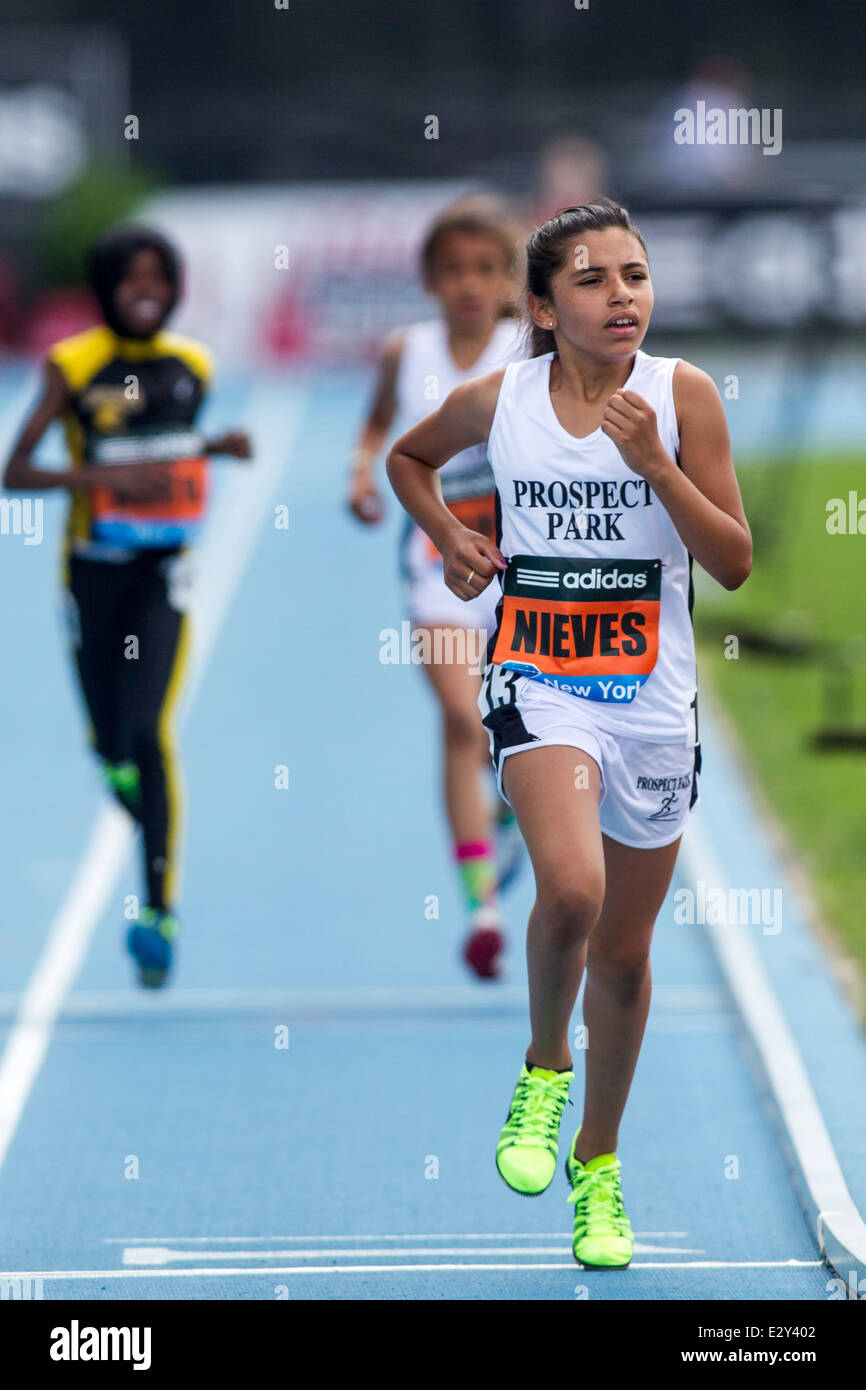 Elyza Nieves im Wettbewerb in der Mädchen-Jugend-Meile auf der 2014 Adidas Track &amp; Field-Grand-Prix. Stockfoto