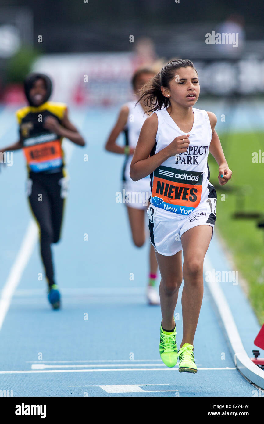 Elyza Nieves im Wettbewerb in der Mädchen-Jugend-Meile auf der 2014 Adidas Track &amp; Field-Grand-Prix. Stockfoto