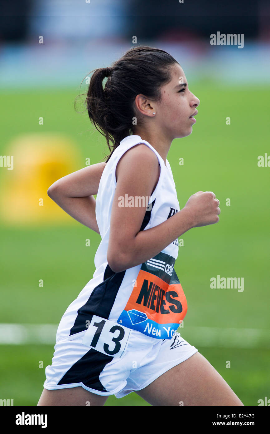 Elyza Nieves im Wettbewerb in der Mädchen-Jugend-Meile auf der 2014 Adidas Track &amp; Field-Grand-Prix. Stockfoto