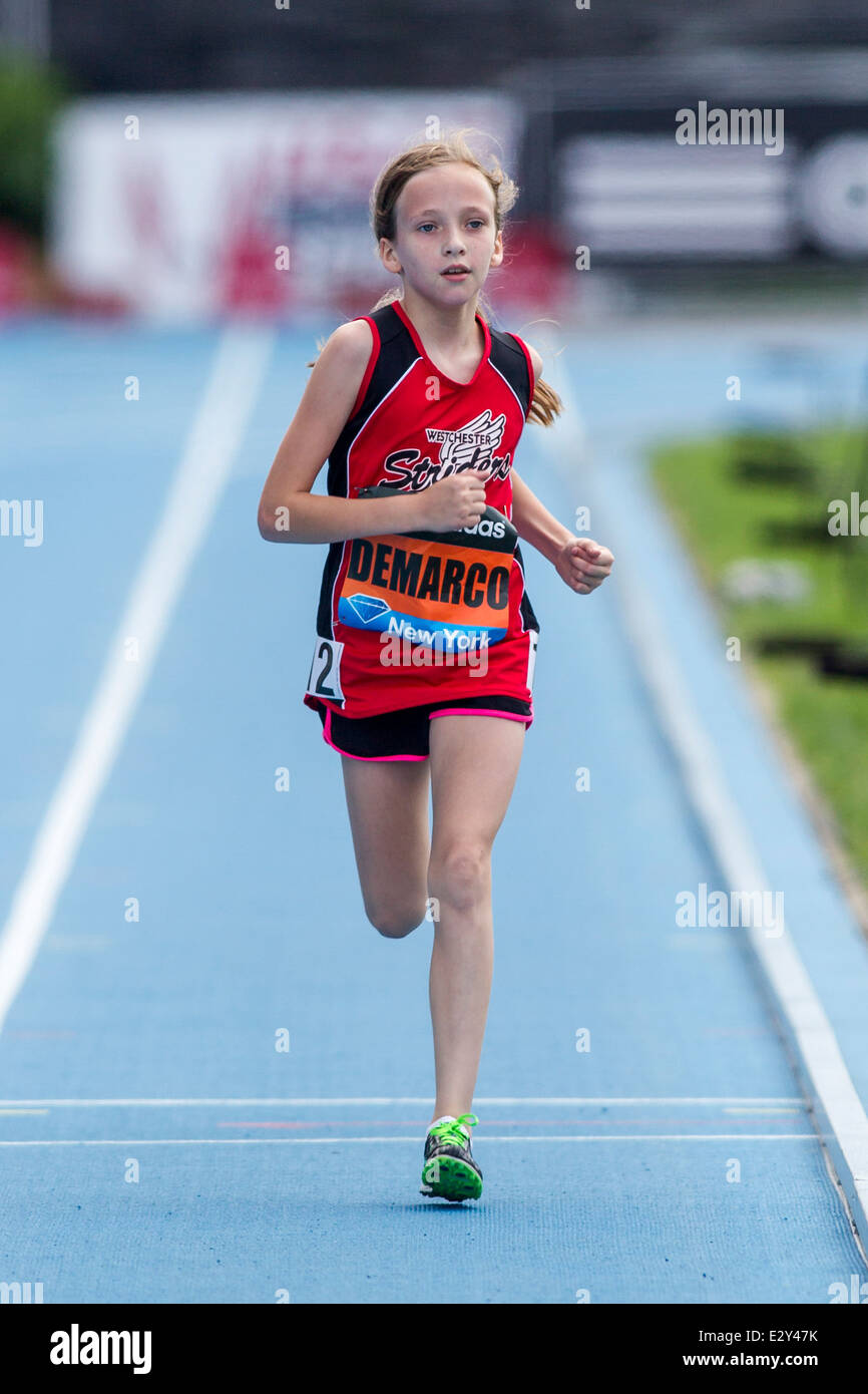 Eva Demarco konkurrieren in der Mädchen-Jugend-Meile auf der 2014 Adidas Track &amp; Field-Grand-Prix. Stockfoto