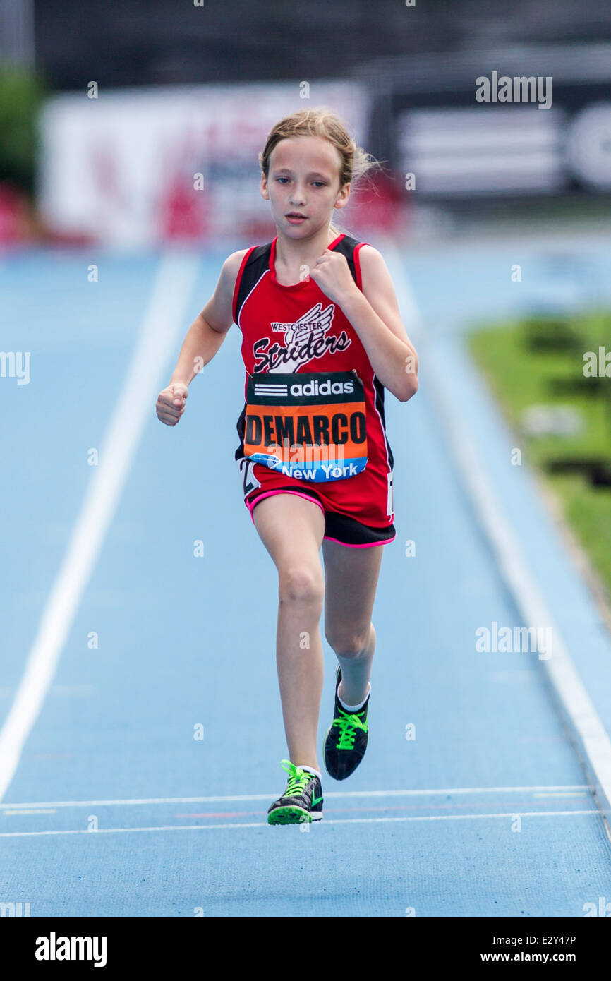 Eva Demarco konkurrieren in der Mädchen-Jugend-Meile auf der 2014 Adidas Track &amp; Field-Grand-Prix. Stockfoto