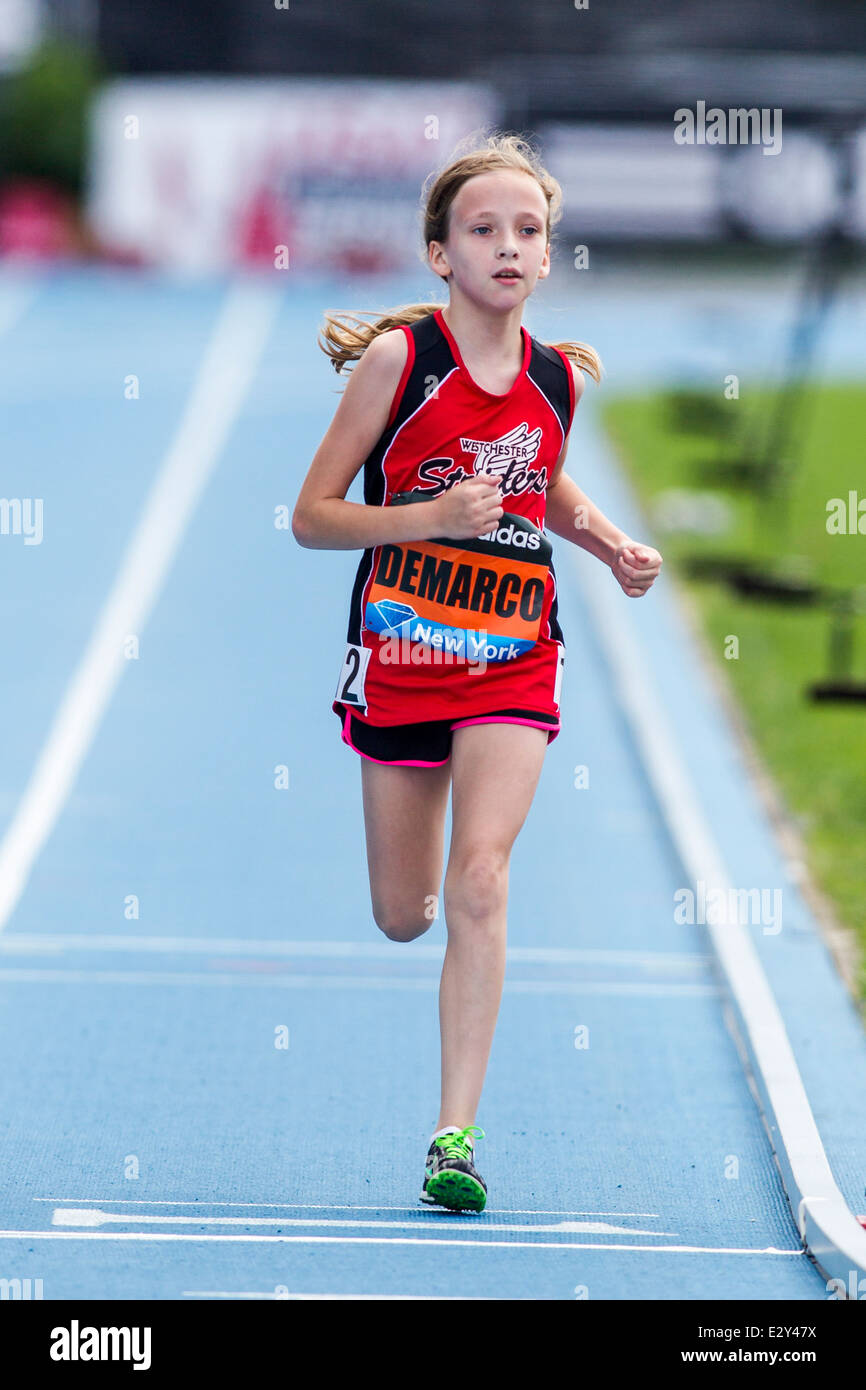 Eva Demarco konkurrieren in der Mädchen-Jugend-Meile auf der 2014 Adidas Track &amp; Field-Grand-Prix. Stockfoto