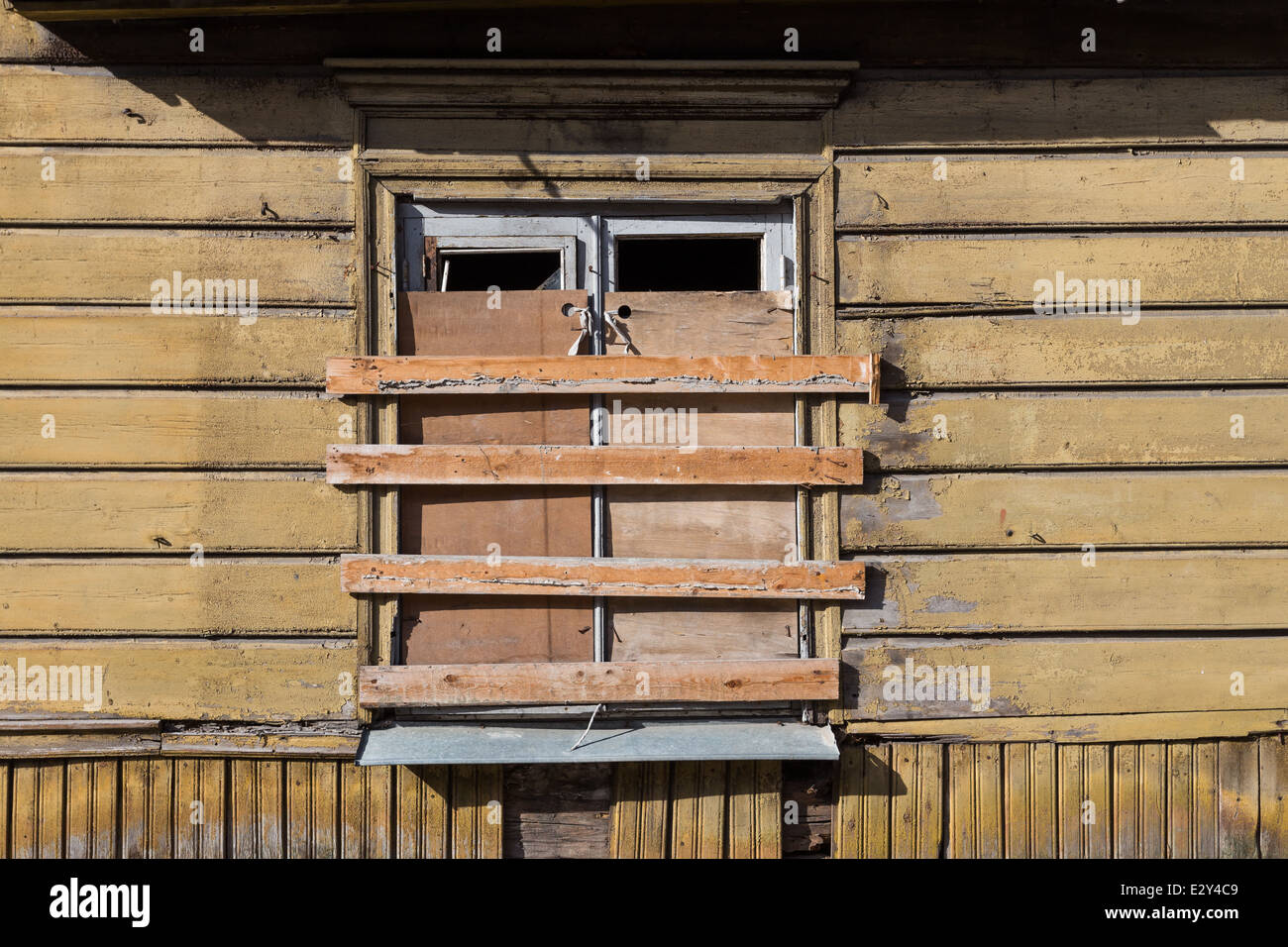 Fenster von einem alten Grunge Holzhaus Stockfoto