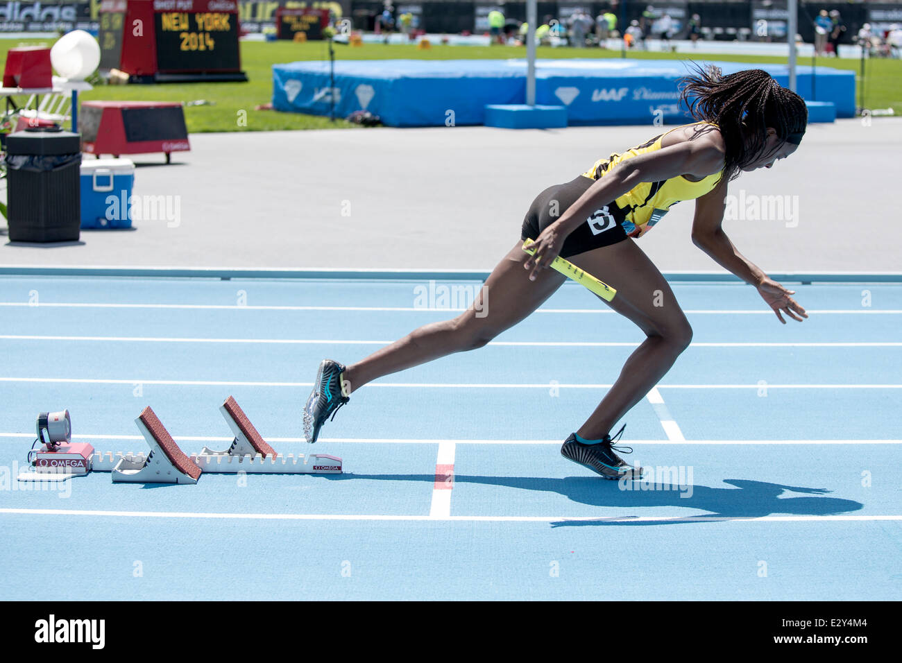 In den Startlöchern für die Metro 4X400M Damenstaffel beim 2014 Adidas Track &amp; Field-Grand-Prix. Stockfoto