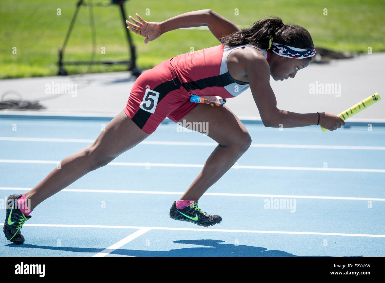 In den Startlöchern für die Mädchen Jugend 4X400M Relais auf der 2014 Adidas Track &amp; Field-Grand-Prix. Stockfoto