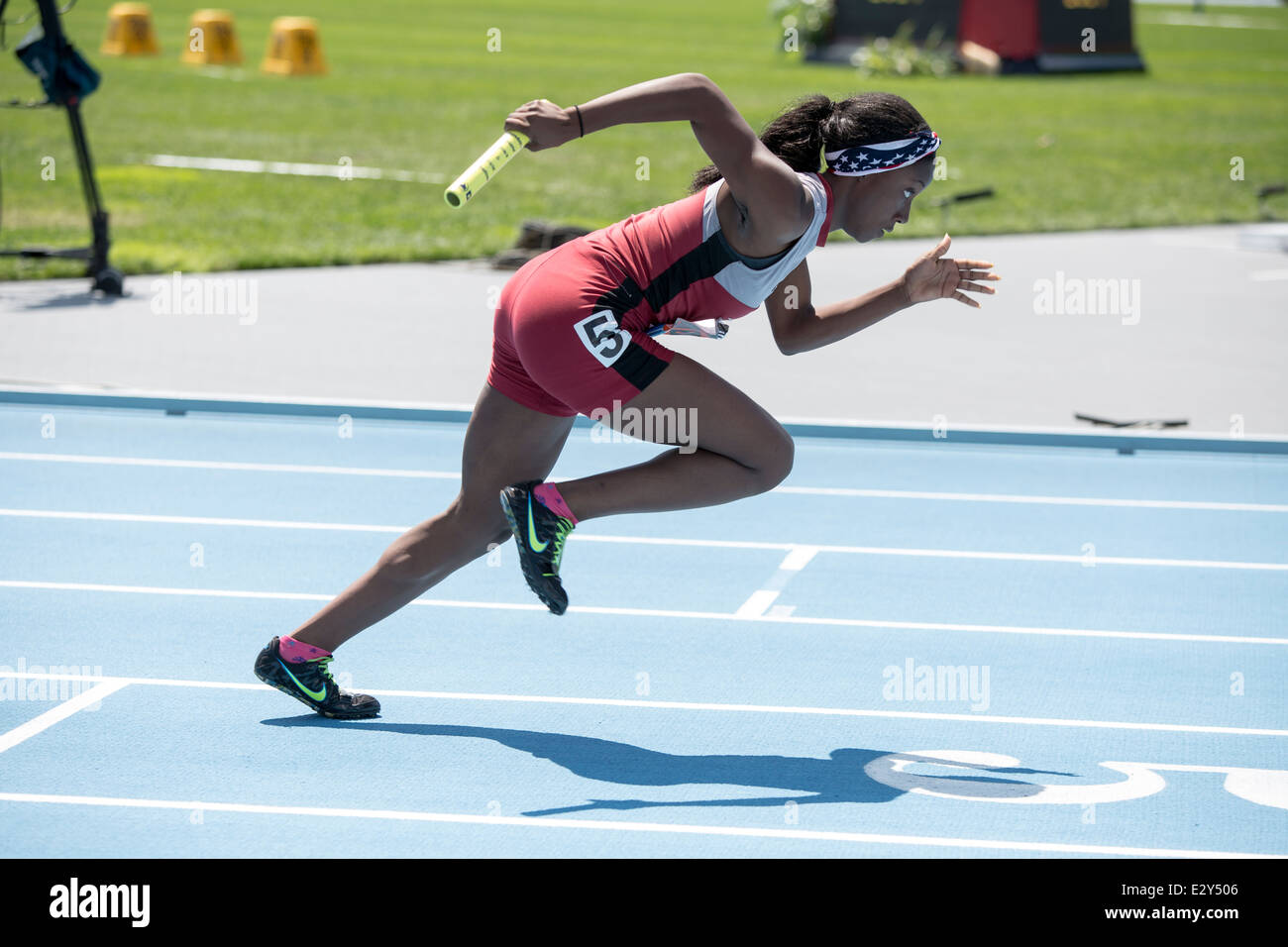In den Startlöchern für die Mädchen Jugend 4X400M Relais auf der 2014 Adidas Track &amp; Field-Grand-Prix. Stockfoto