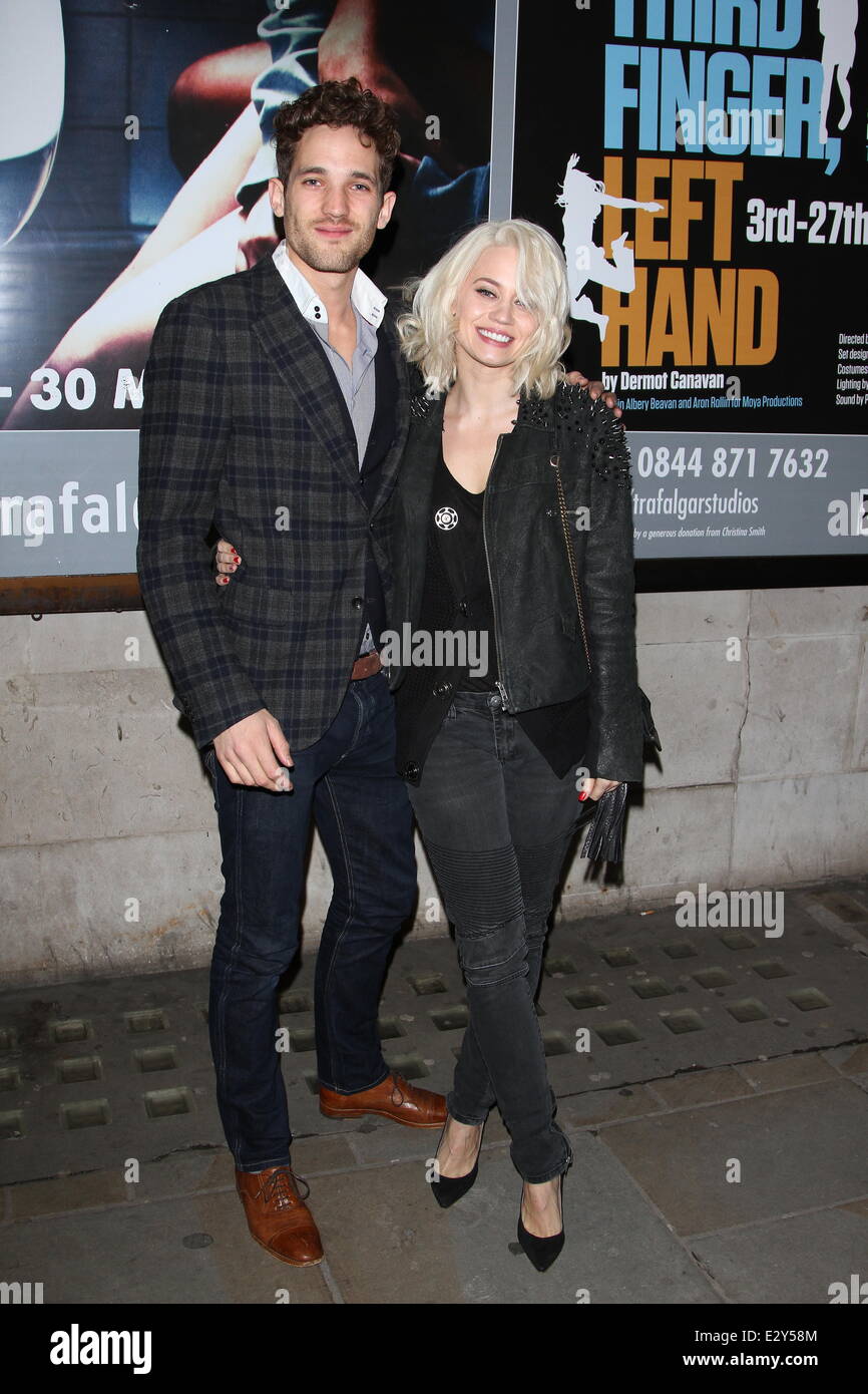 "Ringfinger, linke Hand" drücken Sie die Nacht bei Trafalgar Studios Featuring: Max Rogers, Kimberly Wyatt Where: London, United Kingd Stockfoto