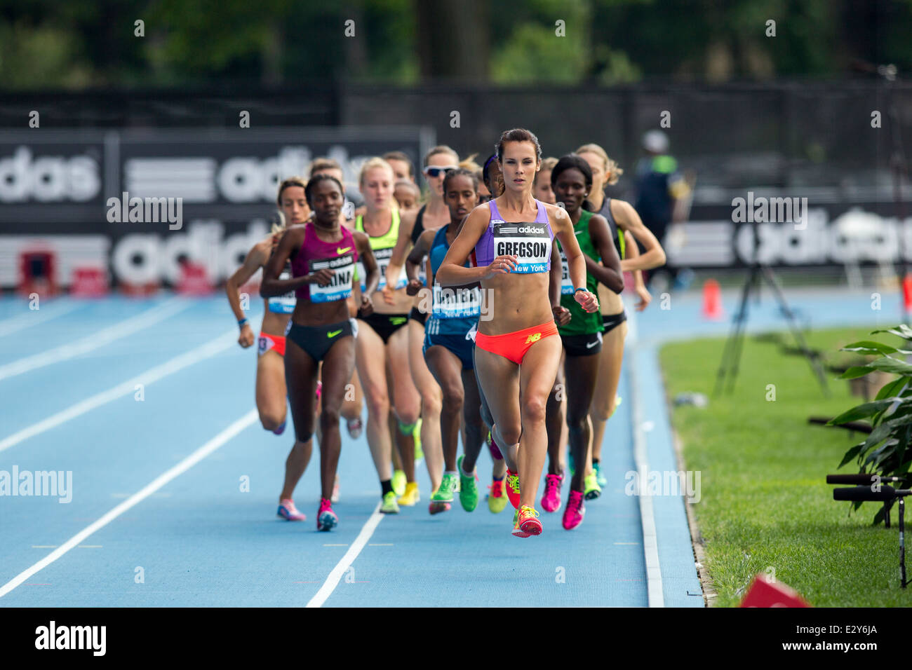 Den Frauen 3000 m beim 2014 Adidas Leichtathletik Grand Prix. Stockfoto