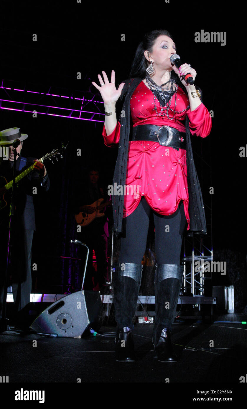 Crystal Gayle führt live in The Pavilion im Seminole Casino Coconut Creek Featuring: Crystal Gayle Where: Miami, Florida, USA bei: 5. April 2013 Stockfoto