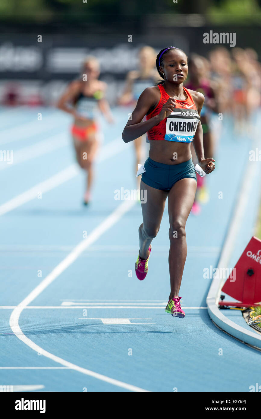 Barmherzigkeit Cherono (KEN) von den Frauen 3000 m beim 2014 Adidas Leichtathletik Grand Prix Sieger. Stockfoto