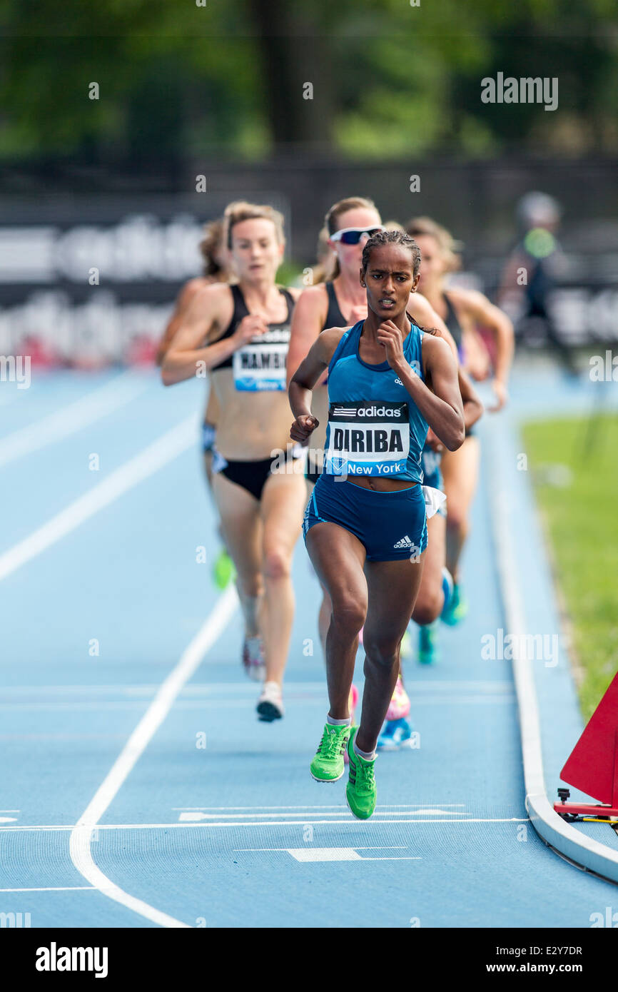 Buze Diriba (ETH) im Wettbewerb mit den Frauen 3000 m bei den 2014, Adidas Track &amp; Field-Grand-Prix. Stockfoto