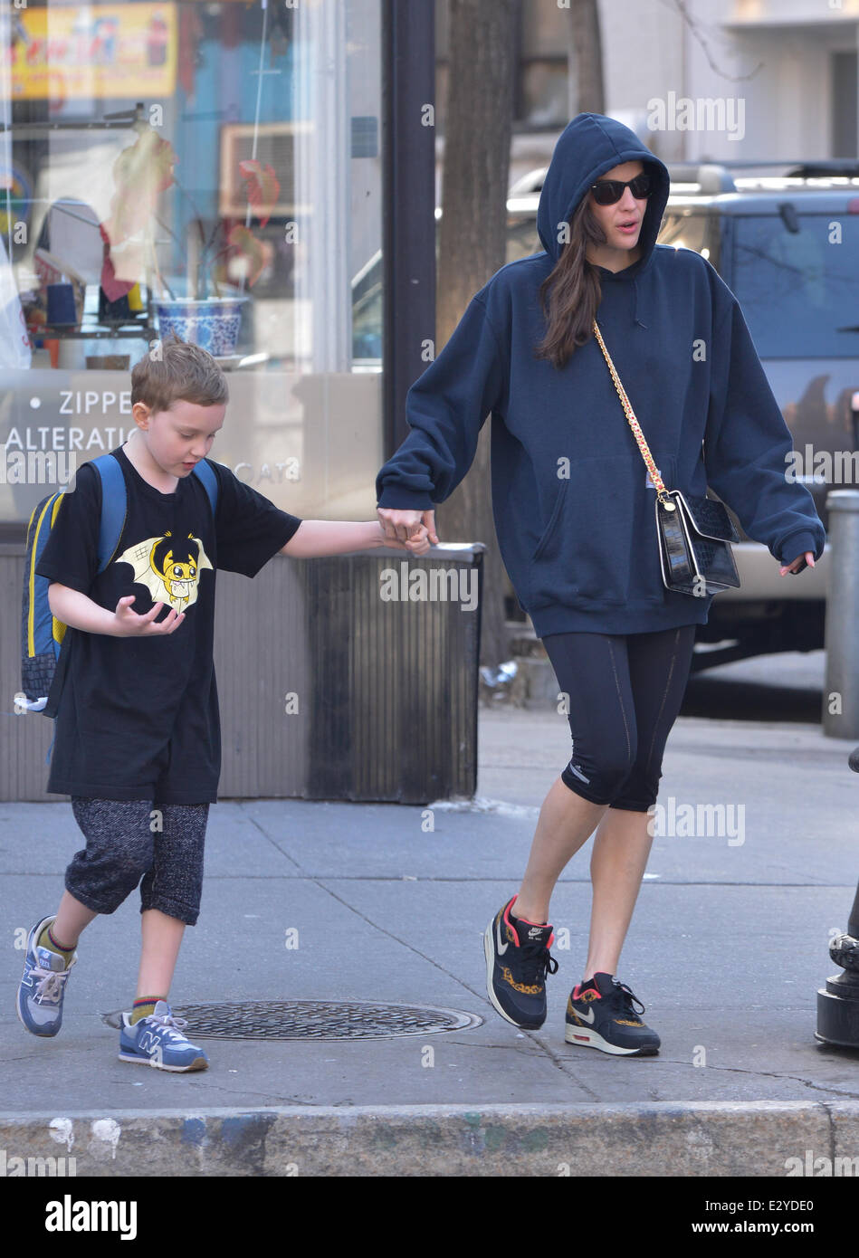 Liv Tyler nimmt ihren Sohn Milo zur Schule während des Tragens einer übergroßen Sweat-Shirts mit: Liv Tyler, Milo William Langdon Where: Stockfoto