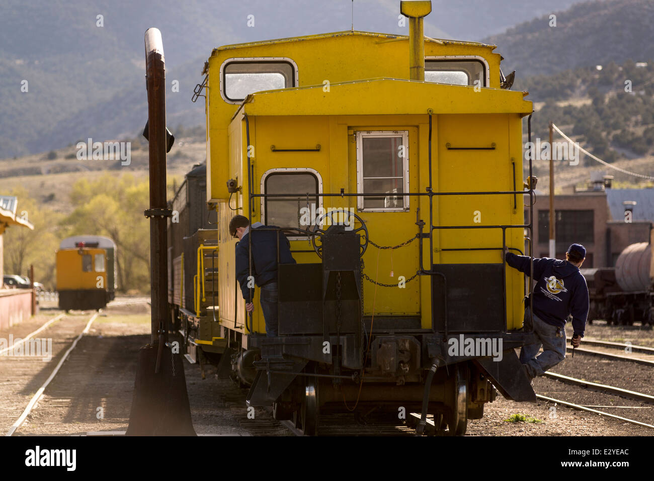 Eisenbahn-Crew auf einem Dienstwagen in die Schiene Hof der historischen Nevada Northern Railway in Ely, Nevada. Stockfoto