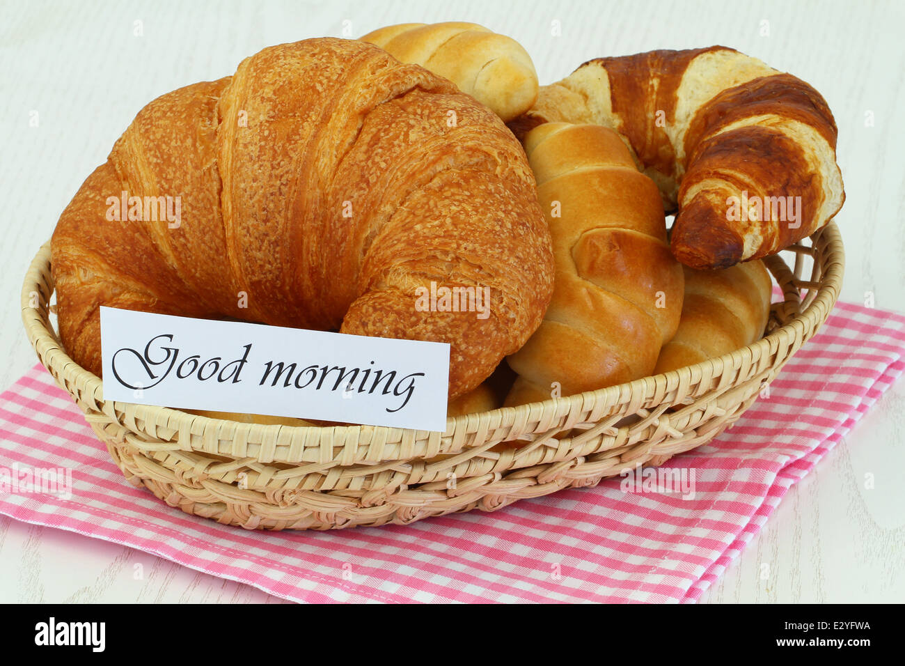 Guten Morgen Karte mit Butter Croissants im Brotkorb Stockfoto