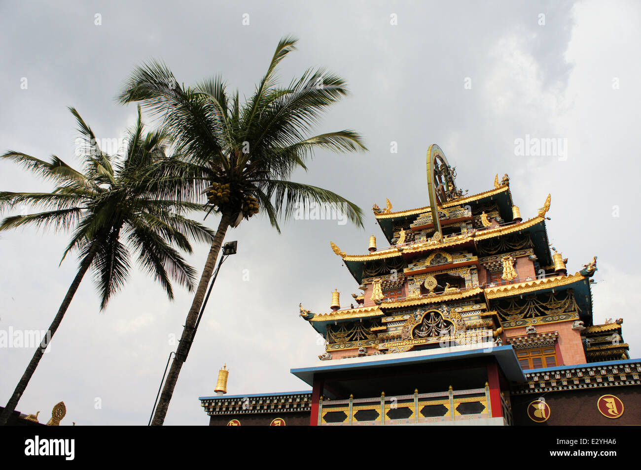 Goldener Tempel im tibetischen Kloster in Süd-Indien Stockfoto