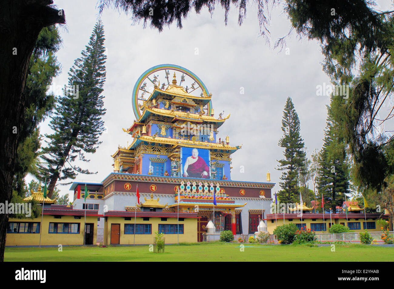 Goldener Tempel im tibetischen Kloster in Süd-Indien Stockfoto