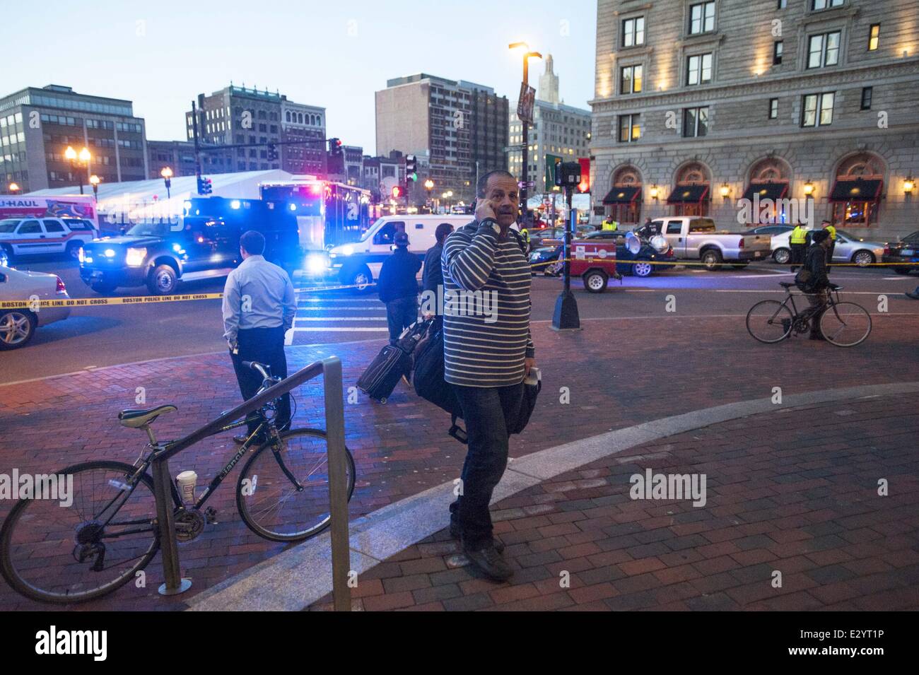 Einsatzkräfte im Standby-Modus nach zwei Explosionen Bombe in der Nähe von der Ziellinie des Boston-Marathons die zwei Menschen getötet und über hundert, in der Nähe von Copley Square, Boston, 15. April 2013 Featuring verletzt: Atmosphäre wo: Boston, Massachusetts, Einheit Stockfoto