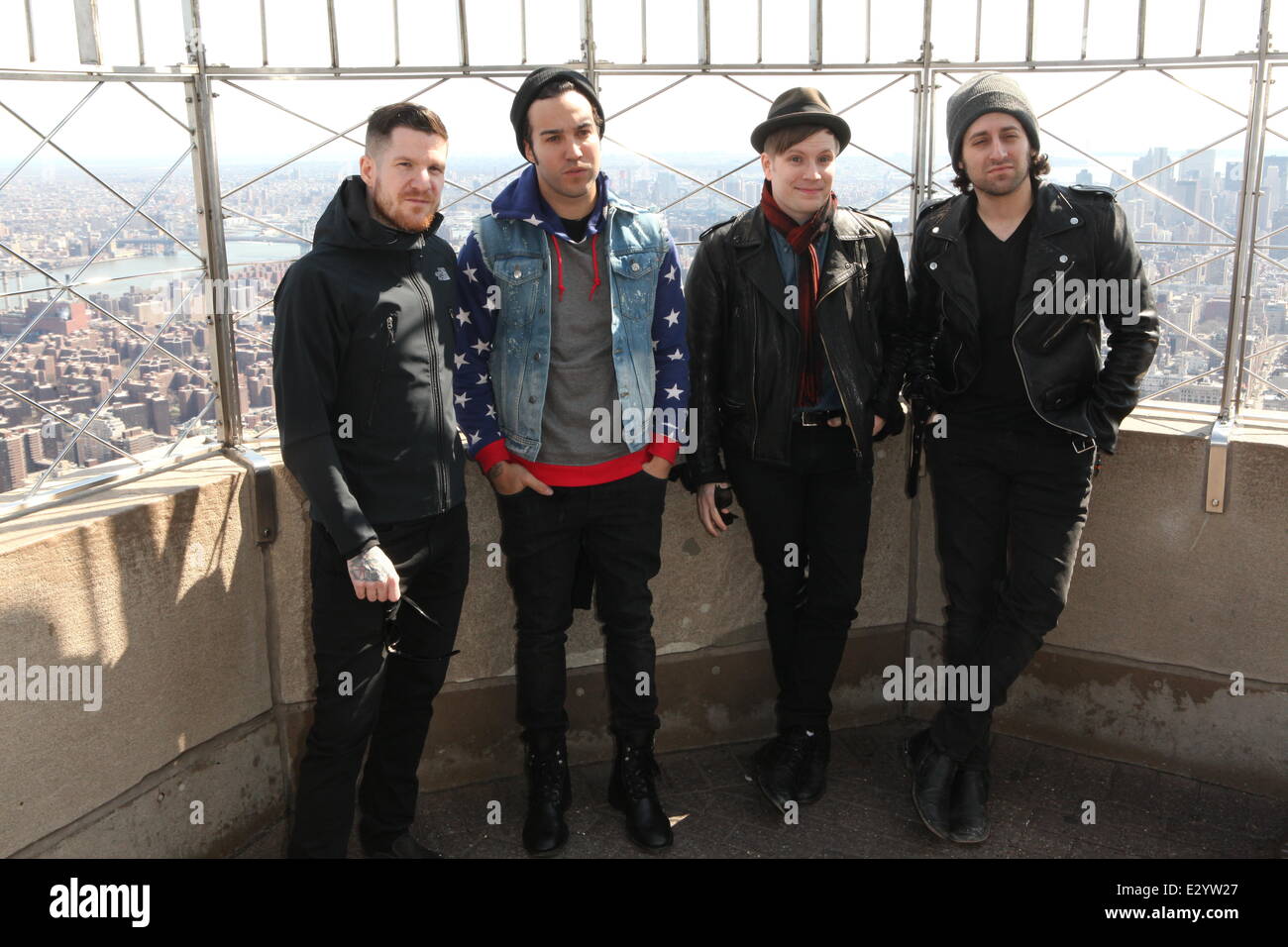 Punk-Rock-Band Fall Out Boy fördern ihr neue Album "Save Rock And Roll' bei einem Fototermin auf dem Empire State Building 86. Stock Observatory Featuring: Fall Out Boy, Andy Hurley, Pete Wentz, Patrick Stump und Joe Trohman Where: New York City, New York, USA bei: 15. April 2013 Stockfoto