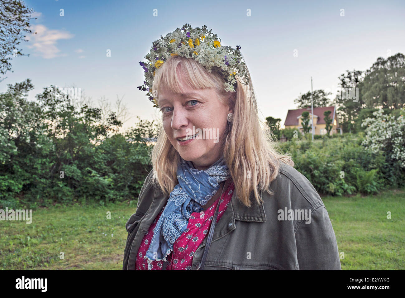 Selbstportrait. Mittelalterlichen Frau mit Blumen im Haar. Midsummernights Eva in Schweden. Stockfoto