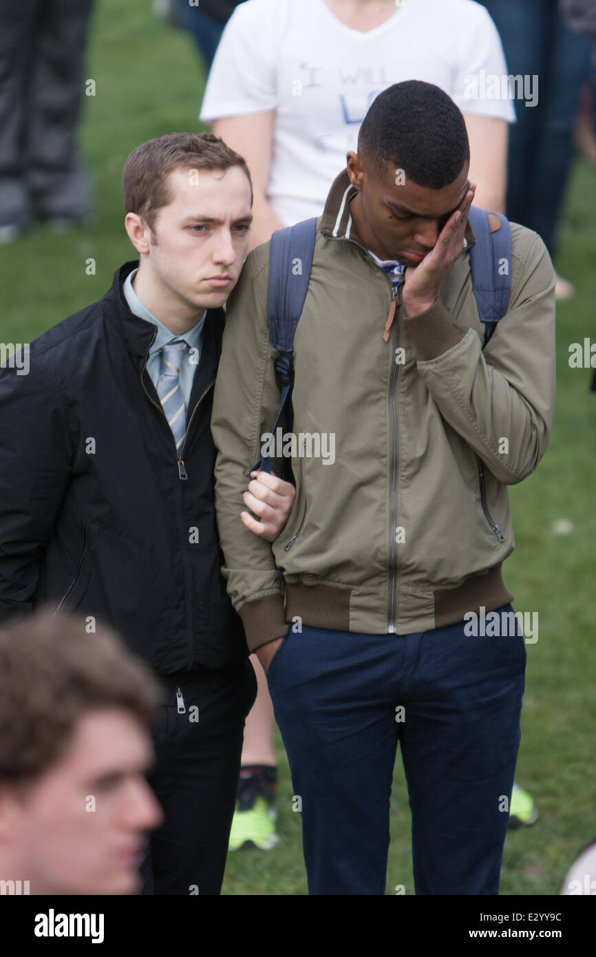 Nordöstlichen Schüler besuchen eine Mahnwache am Boston Common für die Opfer der Bombardierung der Boston-Marathon.  Mitwirkende: Wald Franzose, Ke Stockfoto