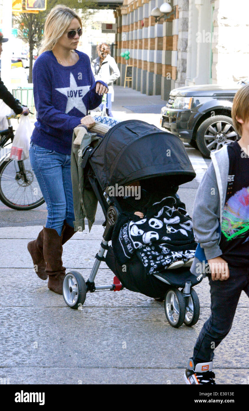 Kate Hudson nimmt ihren Sohn Bingham Hawn Bellamy in einen Kinderwagen und  Kopf zum Mittagessen mit der Familie im Bubby es Restaurant Manhattan mit:  Kate Hudson, Bingham Bellamy wo: New York City,