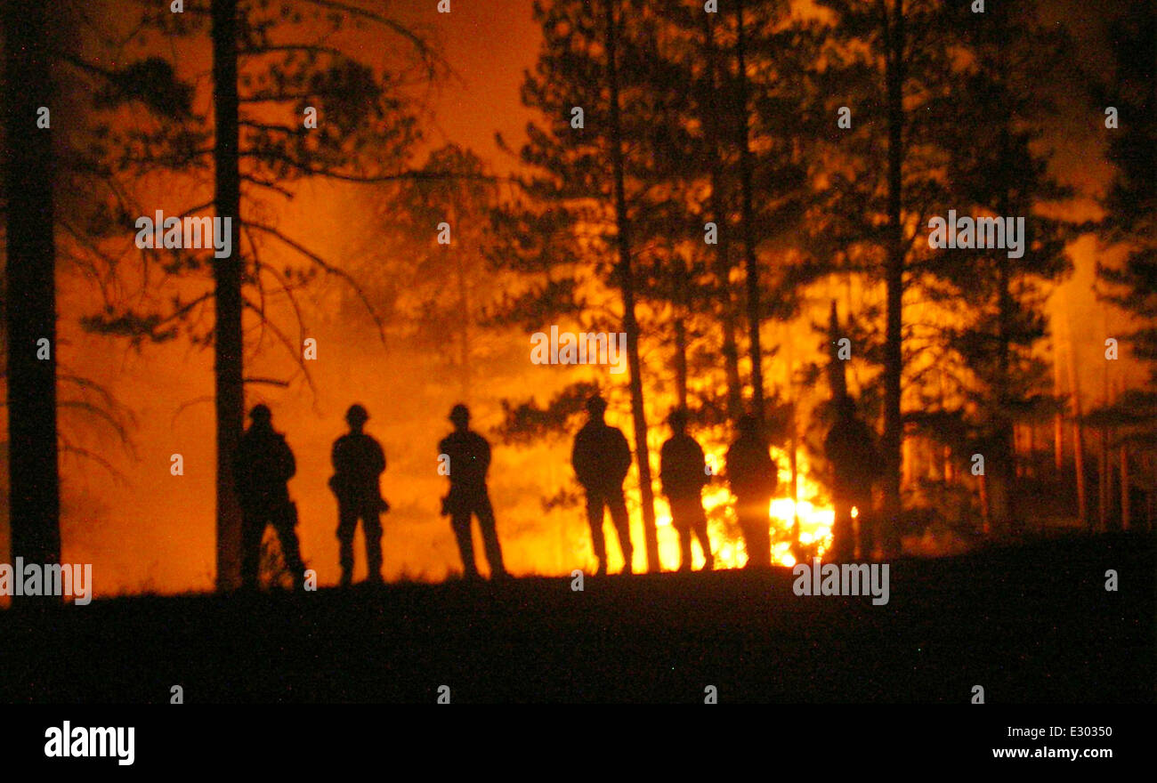 Warmen Feuer in der Nacht Stockfoto