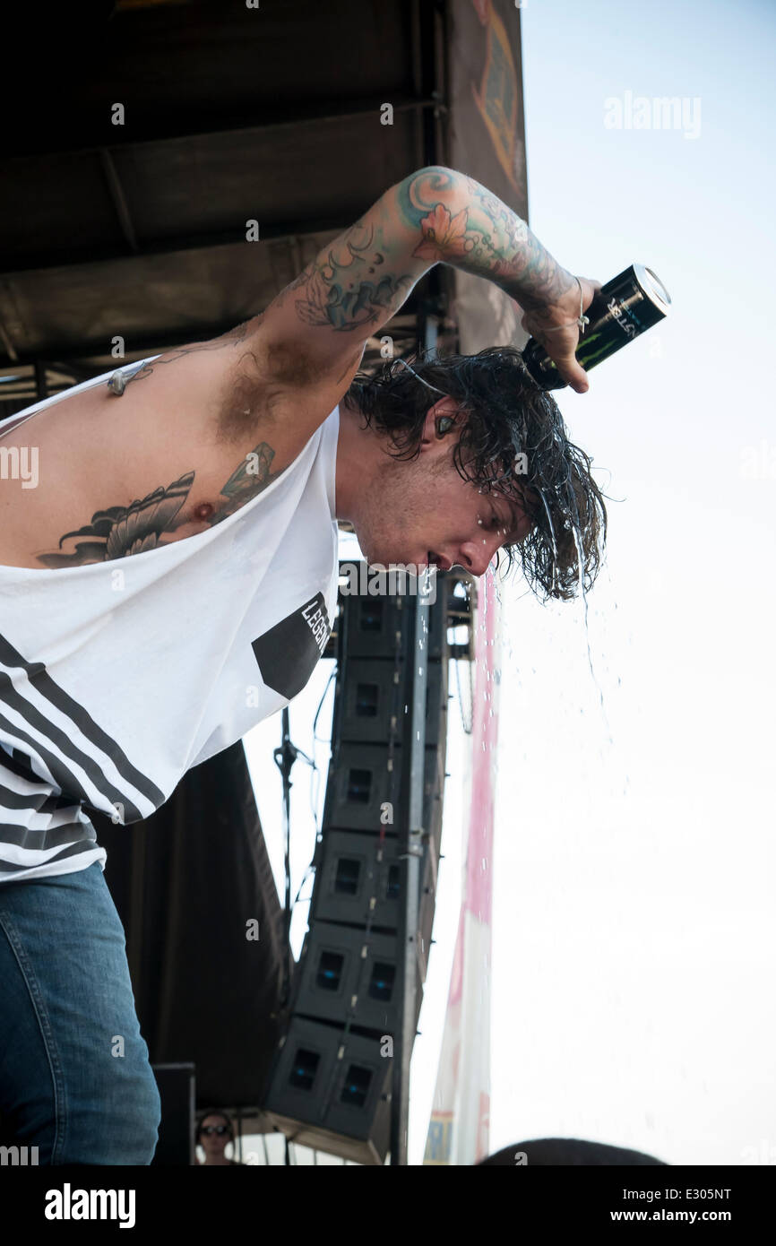 Pomona, CA, USA. 20. Juni 2014. Atmen Sie Carolinas David Schmitt gießt ein Monster Energy Drink über seinem Kopf auf der Vans Warped Tour. Tausende von jungen alternative Musik-Fans für die USA aufgetaucht, nur Festival, in der Gegend von Los Angeles Touren stoppen in Pomona, Kalifornien. Der Festival-Tour geht morgen weiter in Mountain View, CA, USA und endet im August in Denver, Colorado, USA. Bildnachweis: Andie Mühlen/Alamy Live-Nachrichten Stockfoto