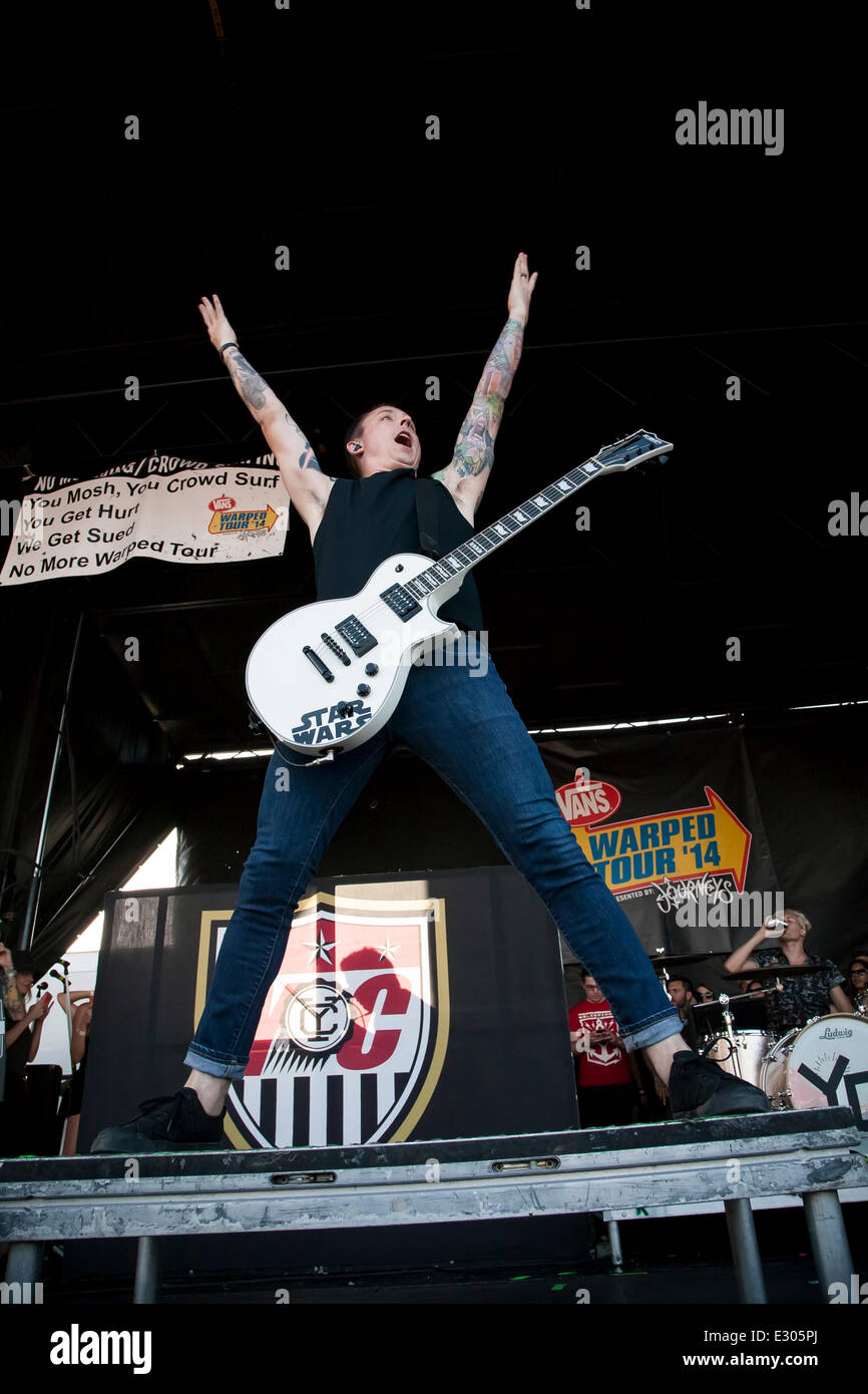 Pomona, CA, USA. 20. Juni 2014. Yellowcard führt auf der Vans Warped Tour. Tausende von jungen alternative Musik-Fans für die USA aufgetaucht, nur Festival, in der Gegend von Los Angeles Touren stoppen in Pomona, Kalifornien. Der Festival-Tour geht morgen weiter in Mountain View, CA, USA und endet im August in Denver, Colorado, USA. Bildnachweis: Andie Mühlen/Alamy Live-Nachrichten Stockfoto