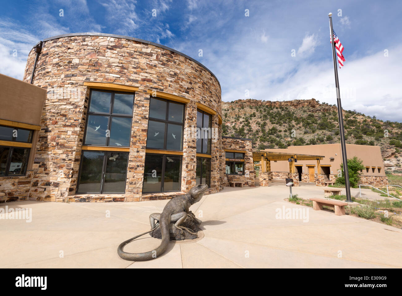 Great Basin Collared Eidechse Skulptur vor dem Escalante Interagency Forge Center in Escalante, Utah. Stockfoto Great Basin Collared Eidechse Skulptur vor dem Escalante Interagency Forge Center in Escalante, Utah. Stockfoto
