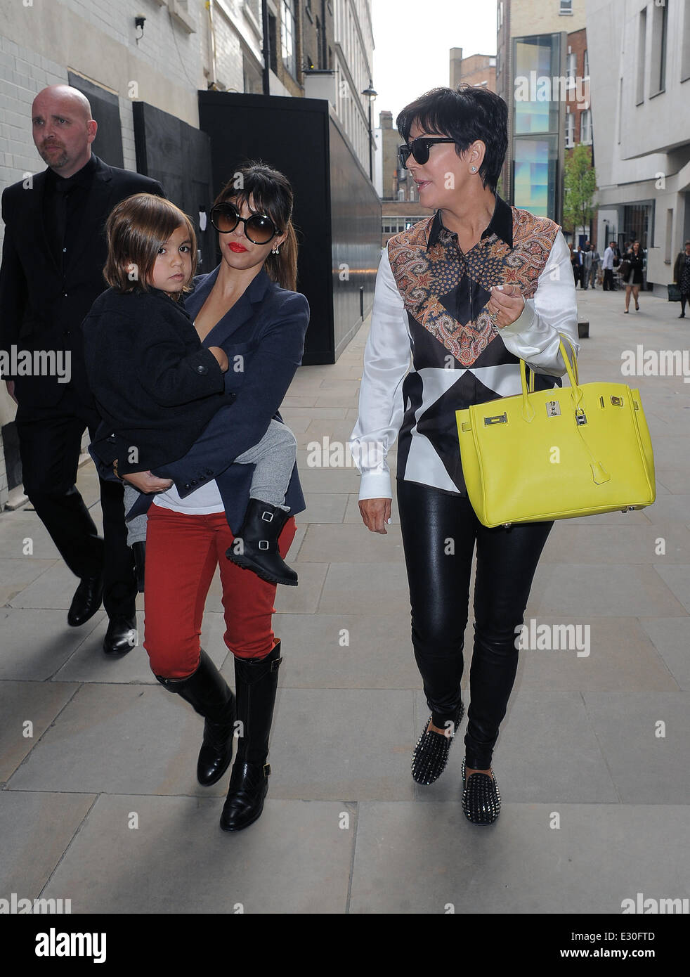 Kourtney Kardashian und Kris Jenner herumlaufen Mayfair mit Kourtney hält ihren Sohn Mason Disick und Kris umklammert eine 0,500 (£6.900) Hermes Birkin Handtasche Featuring: Kris Jenner, Mason Disick, Kourtney Kardashian wo: London, Vereinigtes Königreich: 24 Stockfoto