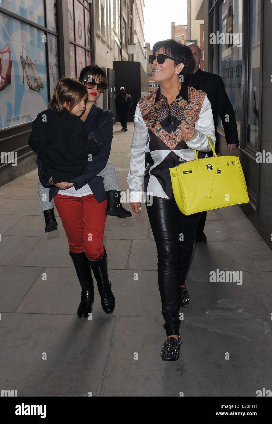 Kourtney Kardashian und Kris Jenner herumlaufen Mayfair mit Kourtney hält ihren Sohn Mason Disick und Kris umklammert eine 0,500 (£6.900) Hermes Birkin Handtasche Featuring: Kris Jenner, Mason Disick, Kourtney Kardashian wo: London, Vereinigtes Königreich bei: 24. April 2013 Stockfoto