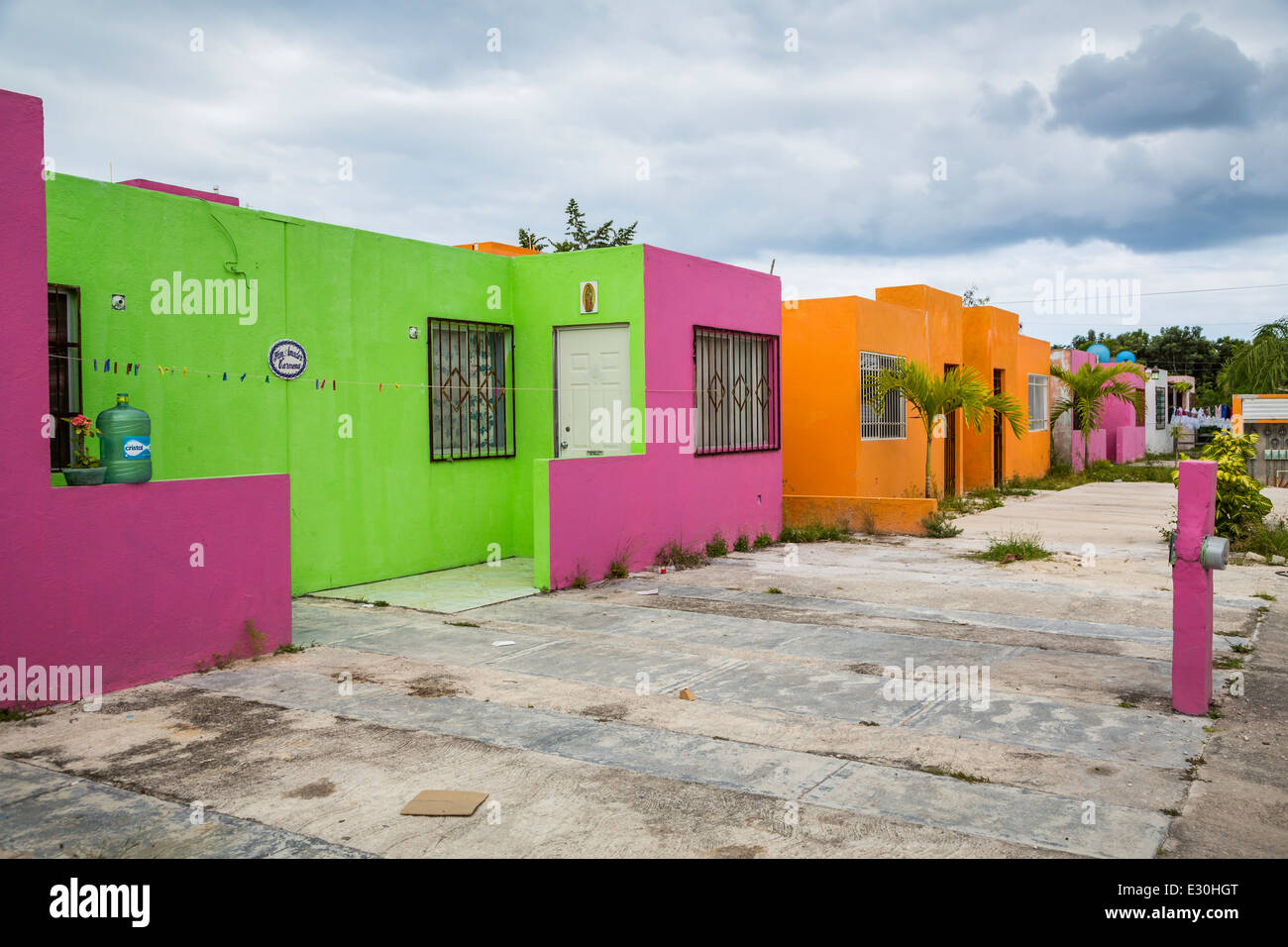 Bunte Gebäude in der Ortschaft der Costa Maya, Mexiko, Karibik. Stockfoto