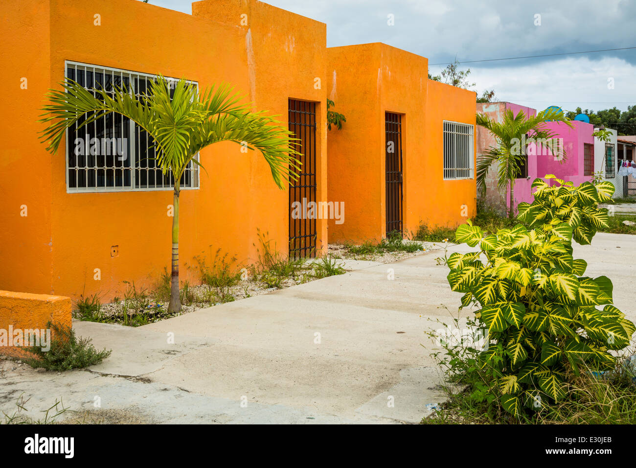 Bunte Gebäude in der Ortschaft der Costa Maya, Mexiko, Karibik. Stockfoto