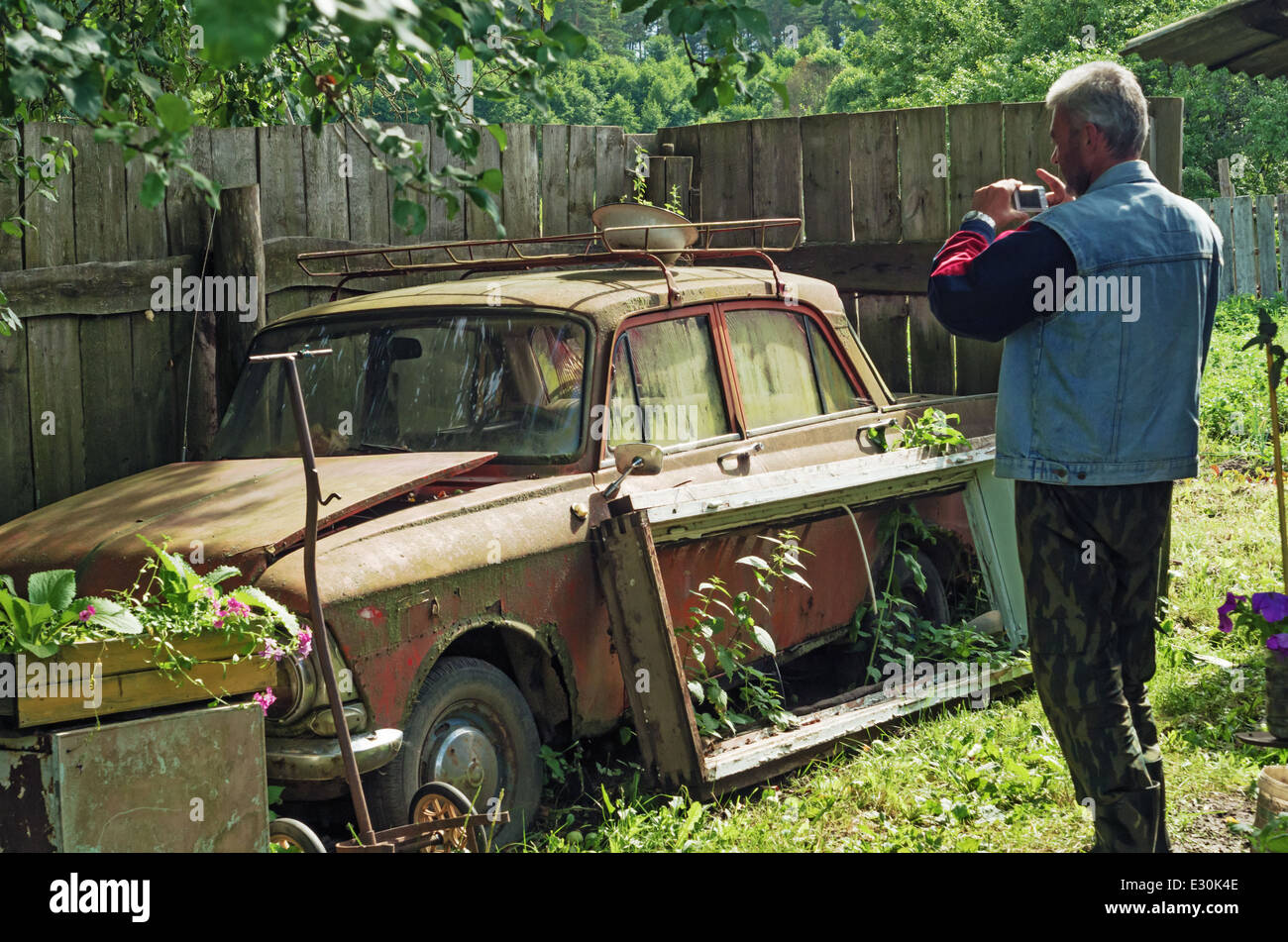 Lebensstil der ländlichen Sommer 2013. Das alte Auto im ländlichen Hof. Stockfoto