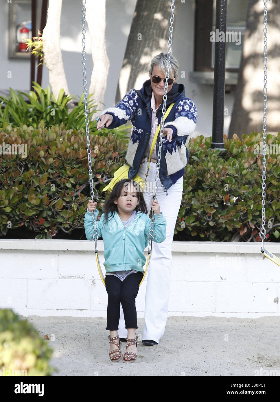 Laetitia und Johnny Hallyday nehmen Sie ihre Familie in den Park Featuring: Laeticia Hallyday wo: Malibu, California, Vereinigten Staaten Stockfoto