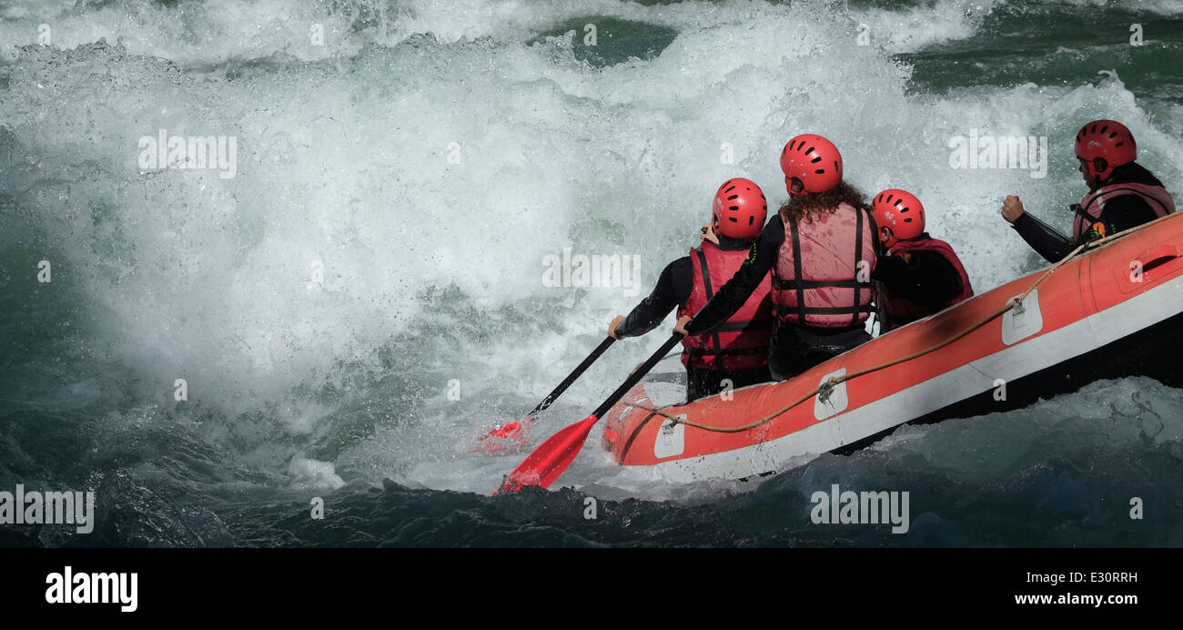 Wildwasser-rafting am Fluss Noguera Pallaresa in Naut Aran Aran-Tal Katalonien Spanien Stockfoto