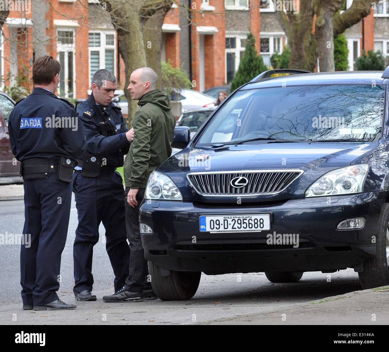 Dreharbeiten Beginn heute der "Love/Hate" wie Nidge (Tom Vaughan Lawlor) Garda gibt fingerte ein Gruß, nachdem sie ihn über ziehen und suchen Sie ihn. Nachdem Schmierfilmbildung Szenen fertig waren gratuliert Nidge die Schauspieler die Rolle des Gardasees.  Mitwirkende: Tom Vaugh Stockfoto