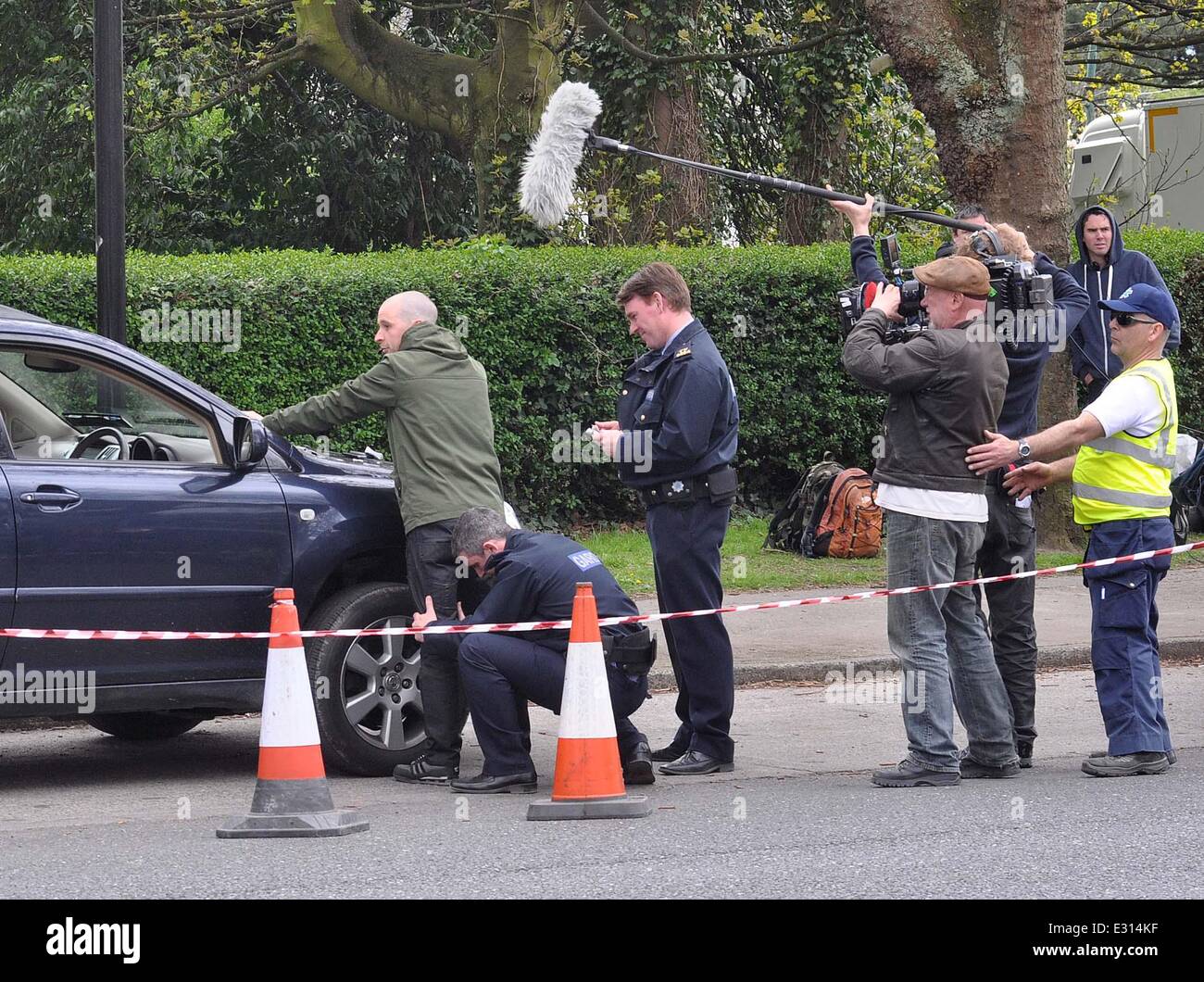 Dreharbeiten Beginn heute der "Love/Hate" wie Nidge (Tom Vaughan Lawlor) Garda gibt fingerte ein Gruß, nachdem sie ihn über ziehen und suchen Sie ihn. Nachdem Schmierfilmbildung Szenen fertig waren gratuliert Nidge die Schauspieler die Rolle des Gardasees.  Mitwirkende: Tom Vaughan Lawlor, Nidge wo: Dublin, Irland: 2. Mai 2013 ** nicht zur Veröffentlichung im irischen Boulevardpresse oder irischen Zeitschriften ** Stockfoto