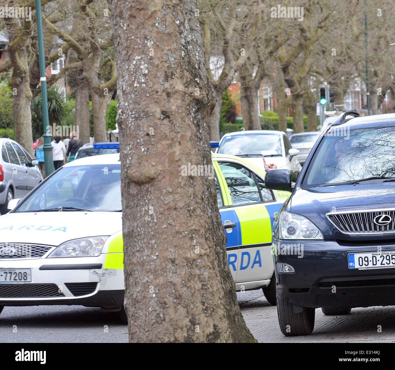 Dreharbeiten Beginn heute der "Love/Hate" wie Nidge (Tom Vaughan Lawlor) Garda gibt fingerte ein Gruß, nachdem sie ihn über ziehen und suchen Sie ihn. Nachdem Schmierfilmbildung Szenen fertig waren gratuliert Nidge die Schauspieler die Rolle des Gardasees.  Mitwirkende: Tom Vaughan Lawlor, Nidge wo: Dublin, Irland: 2. Mai 2013 ** nicht zur Veröffentlichung im irischen Boulevardpresse oder irischen Zeitschriften ** Stockfoto