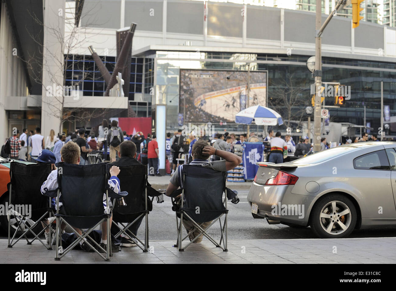Fans Setup vorderen Sitzreihe auf der Straße beobachten Tausende von Toronto Maple Leafs Fans verpackt Maple Leafs Quadrat zu sehen die Eishockey Playoff-Spiel am TV-Großbildschirm außerhalb der Air Canada Centre