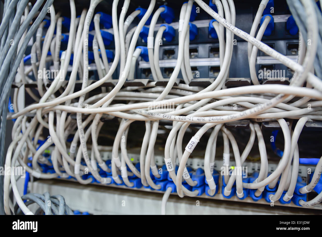 Nahaufnahme des Chaos Muster Ethernet-Kabel mit Computer-Internet-Server verbunden Stockfoto