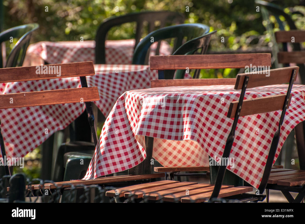 Rot-weiß karierte Tischdecken schmücken Tische im Freien in Paris Frankreich. Stockfoto