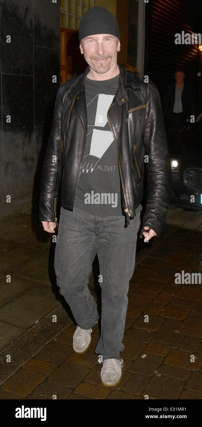 Bono feiert seinen 53. Geburtstag bis nach 05:00 mit Frau Ali Hewson und U2 Bandmitglieder The Edge & Larry Mullen auf Coppinger Zeile Restaurant Featuring: The Edge wo: Dublin, Irland: 11. Mai 2013 Stockfoto